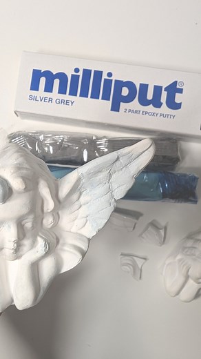 Un oggetto rotto non è mai la fine. Con Milliput puoi ricostruire parti mancanti, bordi, fregi e dettagli con la precisione di un restauratore. 🧩✨ È una resina epossidica bicomponente: si lavora come un’argilla, ma una volta indurita diventa durissima e stabile. 🔸 Si usa indossando i guanti e miscelando i due componenti in rapporto 1:1 🔸 È modellabile con le dita o con acqua (non serve altro) 🔸 Dopo circa un’ora inizia a indurire e puoi già inciderla, scartavetrarla o rifinirla con un bistur