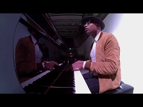 Alexis Ffrench - Bluebird (Live)