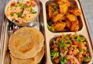 94K views · 407 shares | Aisa Lunch box mile to roz office jaane ka man kare - Office Lunch Box – Recipe No.1 - Bhakri/Biscuit bhakri, achaari aloo, tadke wala raita and Kala chana chaat. Text recipe - https://www.zaykakatadka.com/recipe/office-lunch-box-recipe-no-1/ | 5 minute Veg Recipes | Facebook
