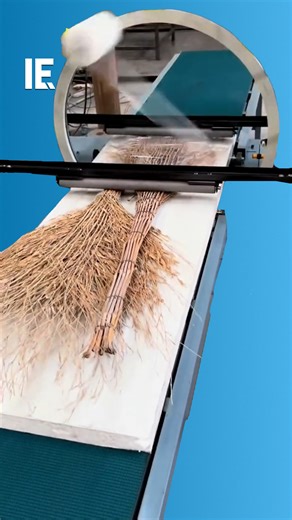 This wrapping machine does a full 360 plastic wrap, securing whatever package is in its care. 🎥 oddlyengineering / IG | Interesting Engineering