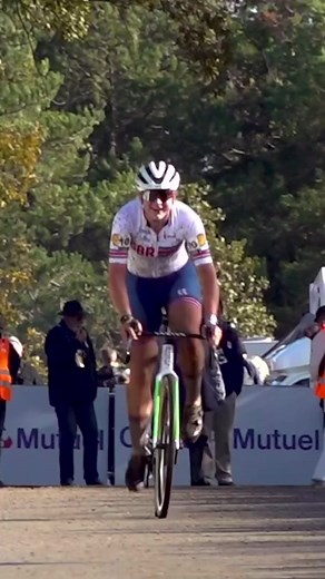 Massive congrats to Zoe Backstedt who underlined her successful arrival in the U23 ranks by winning the European Cyclocross Championships! Did you know at one point the CANYON//SRAM rider held Junior World Champion jerseys in FIVE different disciplines?! 🤯 #cyclocross #champion #womenscycling | Giro Sport Design