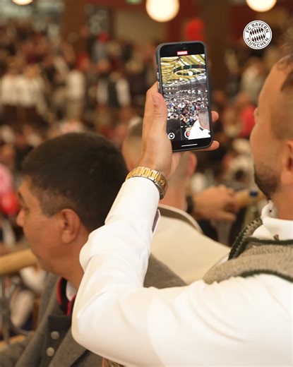 #AD | Rafinha, Élber & Co at Oktoberfest 🙌 🍻 Behind The Scenes with our #FCBayern Legends' visit to Oktoberfest! 🥨 📺 Watch now on YouTube: https://youtu.be/uHmUVmZIVA8 | FC Bayern München