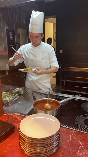 Live cooking station sizzles with perfectly baked fresh fish tonight at Hyatt Regency KL Midtown Club Lounge! Crispy skin, aromatic herbs and citrus glaze carved tableside alongside steaming canapés & cocktails under Level 21 skyline glow. 🥂✨ #LiveFishStation #RegencyClubKL #HyattMidtown #hyatt #derglobalist