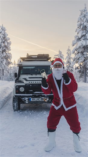 The Jonnys on Instagram: "Ho ho ho & frohe Weihnachten, ihr kleinen Zuckerstangen 🎄 Weil ja bekanntlich gerade jemand durch den Schornstein kriecht, um Geschenke dazulassen, haben @torras_europe und wir uns gedacht: Wir machen das auch! Das Beste ist aber, dass wir mit unserem englischen Schlitten, dem Defender, ins Weihnachtsdorf nach Finnland fahren, um dort zur hiesigen Poststation zu gehen, damit ihr wirklich vom Weihnachtsmann ein Päckchen bekommt mit einem Poststempel vom Weihnachtsmann.