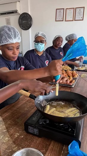 Choux !! From golden sizzle to sugar dusted perfection, our students learned the art of making churros from scratch-piping the dough,frying it to a perfect crisp,and plating it like pros. Crunchy on the outside,soft on the inside and irresistibly dipped in chocolate. This class was a sweet success ❤️❤️#choux #gourmet