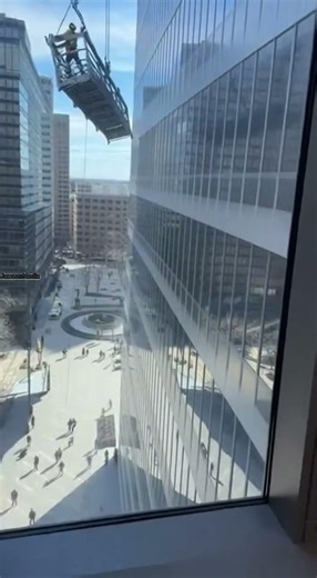 Window-Washing Platform Plunges After Cable Snaps, Glass Shatters Below 🏢⚠️