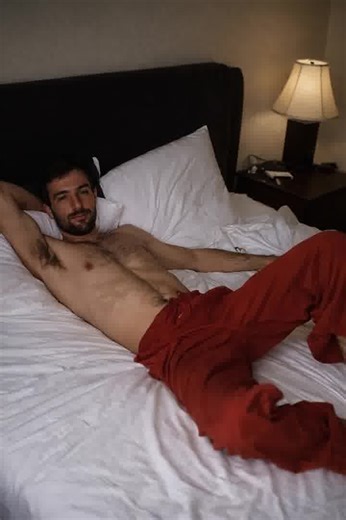 Soțul meu a susținut că „vorbesc în somn” și m-a mutat într-o altă cameră — dar ceea ce am descoperit când, într-o noapte, m-am apropiat de dormitorul nostru m-a lăsat pur și simplu fără cuvinte.😵😱 Încă acum o lună aș fi spus fără ezitare că am încredere deplină în soțul meu. Avem un fiu nou-născut, Rowan, de șase săptămâni, iar eu trăiesc pe pilot automat. Nolan, în schimb, se comporta ca și cum doar el ar fi fost „sub presiune”, pentru că dimineața trebuie să meargă la serviciu. În acea noap