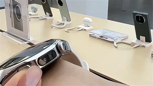 WATCH 5智能腕表，精准健康监测全天守护，续航强劲持久陪伴，轻盈设计舒适佩戴，让每一天都从容高效。