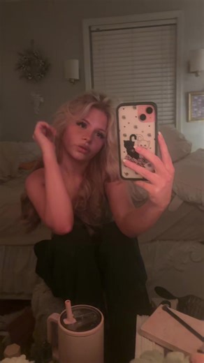 aubri (@aubrisocray)’s videos with Neon Kitchen II - Devon Hendryx