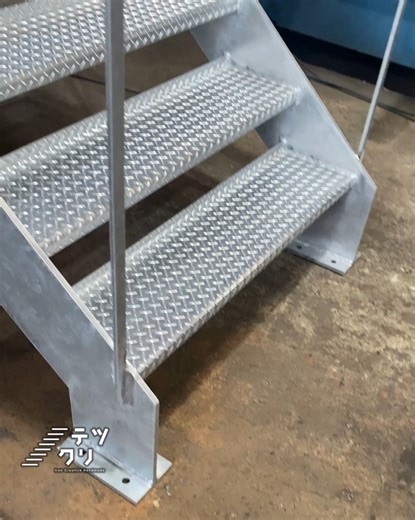 テツクリ on Instagram: "溶融亜鉛メッキの屋外用階段と手摺を組んだ際の一枚📸。 メッキのピカピカ質感は見た目も○ですが、対候性も抜群です。 今回は塗装仕上げなのでメッキは隠れてしまいますが、メッキのままでもめちゃくちゃかっこいいです。 ーーーーーーーーーーーーーーーーーーーーーーーーーー 📩プロフィールのリンク（ @tetsukuri14 ）から、かんたん見積もりフォームでご依頼いただけます。 ぜひお気軽にお問い合わせください。 フォロー＆いいねも大変励みになります。 #アイアン階段 #アイアン手摺 #鉄骨階段 #注文住宅 #建築デザイン #注文住宅 #設計事務所とつながりたい #工務店とつながりたい #縞鋼板踏板"