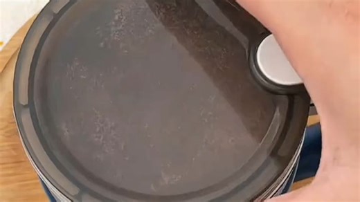这款型号为X3的加湿器，只需几秒快速倒入水，客厅空气立马不干燥，早晨起床不再喉咙干痒，使用超方便！