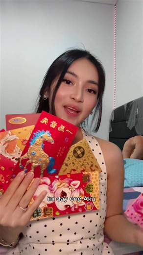 Serunya Unboxing Angpau di Pagi Hari