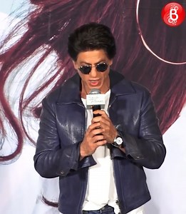 122K views · 2.7K reactions | SRK INSULTS Designer Director Vikram Phadnis about his dressing sense! Shah Rukh Khan makes a bold comment about fashion and takes a playful jab at designer-director Vikram Phadnis regarding his dressing sense. The exchange is a blend of humor and charm. What sparked this lighthearted banter? ️ | Bollywood Bubble - Features | Facebook