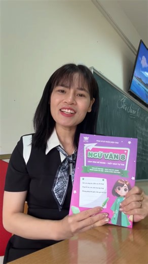 📚 SÁCH NGỮ VĂN 8 - GIÚP CON GIỎI VĂN LỚP 8, NỀN TẢNG CHO LỚP 9 ÔN THI VÀO 10 📘 Cuốn Ngữ Văn 8 – Làm văn dễ dàng, viết văn tự tin - Dạy con cách viết từng phần: mở bài – thân bài – kết bài - Hướng dẫn chi tiết cách làm văn nghị luận xã hội và văn học - Có khung bài viết, mẫu đoạn – mẫu bài đầy đủ, dễ học – dễ luyện ->Cha mẹ cần bỏ qua định kiến “Văn mẫu” là “xấu”. ”Văn mẫu” chỉ “xấu” khi con cần thì giở ra chép như một cái máy photo rồi gập cất đi. ”Văn mẫu” là tốt khi con coi đó là một phương 