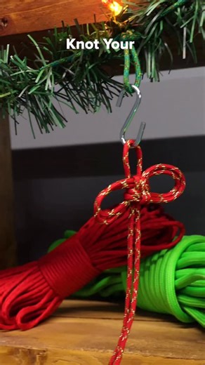 Comment what you’d use this for! 🎄🎁🧵 #paracord #550paracord #paracord550 #paracordbracelet #edc #diy #paracordproject #paracordprojects #knot #knots #mustknow #hacks #garland #christmas #holiday | Paracord Planet