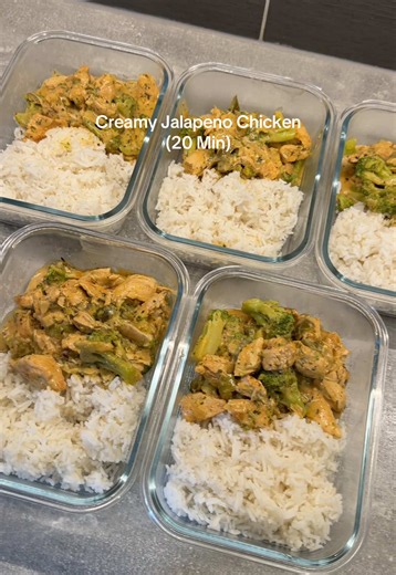Creamy Jalapeno Chicken ~ 20 Min Meal Prep 🫑🥘 Ingredients (makes 5 portions): - 350g uncooked rice - 4-5 chicken breasts - 1 white onion - broccoli - chicken & sauce seasonings: salt, pepper, paprika, mixed herbs - 350ml chicken stock - 2-3 tbsp low fat cream cheese - jalapeños (as many as ur heart desires) #mealprep #jalapenos #mealpreprecipes #lunchinspo #highproteinmeals