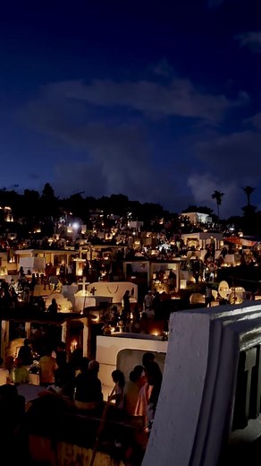 PANOORIN: SITWASYON SA ST. JOHN THE BAPTIST CEMETERY SA CARAMORAN, CATANDUANES Sa isang video na kuha kaninang 5:40 PM, makikita ang mga pamilyang nagtitirik ng kandila para sa kanilang yumaong mahal sa buhay na nakahimlay sa St. John the Baptist Cemetery sa Caramoran, Catanduanes. 📸: Bernadith Traje | GMA Public Affairs