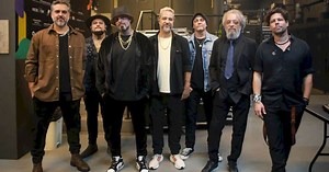 Detonautas celebra 20 anos de carreira em show que vai virar DVD