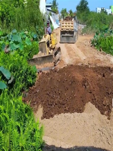 #BulldozerAction #DozerOperator #DumpTruck #Bulldozer #SoilFilling #DumpingSoil #Earthmoving #PondRemoval #SoilWork #SoilPush #MitsubishiDozer #ConstructionProject | Bulldozer Tricks