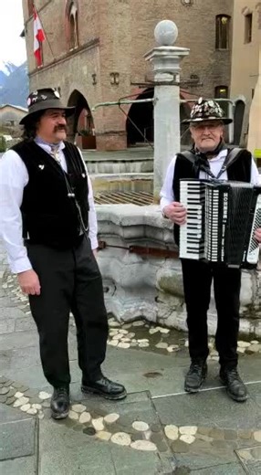 13K views · 598 reactions | FLEUR DU TYROL... Une chanson qui plaît à tous les montagnards ! Interprétée ici par Rémi Chevassus et Pascal Revers du groupe l'"Écho des montagnes". Les célèbres et authentiques Savoyards nous parlent aussi de ce groupe et de la célèbre Route des Tommes… Un très grand merci à Alain Mollo pour cette vidéo. #accordeon #pianoabretelles #chansondelamontagne | La Place du Village | Facebook