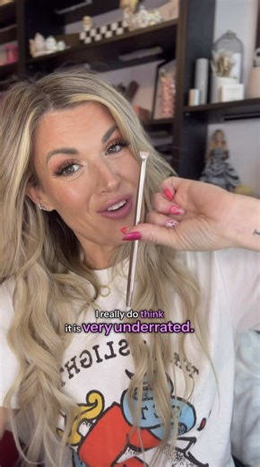 I was asked what I think is the most underrated Seint product… and honestly the answer was easy. 👀 ✨ The Lash Brush. Hear me out. So many of us are still holding onto that dark under-eye liner like it’s a security blanket… but sometimes that heavy line can make the eyes look smaller or a little tired. Instead, try this: Take the Lash Brush and lightly tap it through the outer lashes on your lower lash line. Not underneath. Through the lashes. You still get that little bit of definition and conf