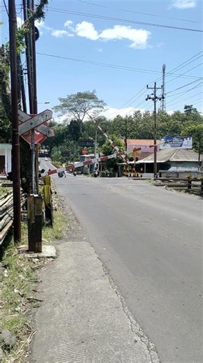 Pengemudi Menerobos Saat Sirine Sudah Berbunyi