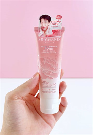 ใหม่!✨ Phyto Camellia PDRN Bright Glowing Gel Foam 🌸 เจลโฟมปลุกผิวโกลว์ใส 💖 Phyto Camellia PDRN ช่วยให้ผิวดูโกลว์ใส สีผิวสม่ำเสมอ 🌟 Premium Brightening & Hydrating Extract สารสกัดแบบพรีเมี่ยม 15 ชนิด (Camellia PDRN, Niacinamide, Panthnol, Vitamin E, Hyaluronic acid 8 types & 3 Ceramide complex) ช่วยลดเลือนความหมองคล้ำ บำรุงและคืนความชุ่มชื้น ผิวแลดูกระจ่างใส ✨ Luxury Pearl Gel to Foam formula นวัตกรรม Milder cleanser ผิวสะอาด ไม่แห้งเอี๊ยด 🌸🔬 นวัตกรรมการสกัด Sodium DNA จากดอกคามิลเลียจากธรร
