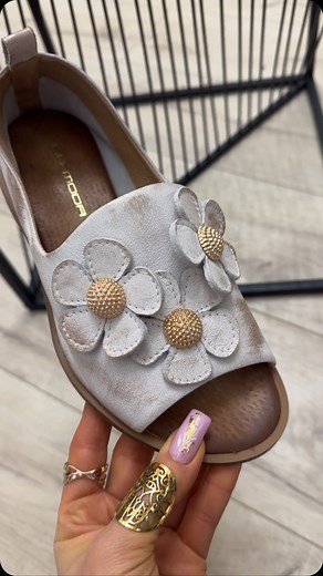 635 reactions · 365 comments | Fason, który już skradł Wasze♥️♥️ Pro-moda skóra naturalna Obłędnie zdobiony bardzo komfortowy fason Dostępne rozmiary od 35 do 41. #bestseller #dobrebopolskie #buciktrzemeszno #kobieta #buty #zakupy #trend #fashionstyle | Bucik Sklep Obuwniczy Trzemeszno | Facebook