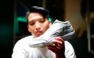 来！给你你们看看jordan11的性能版本！