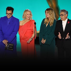 Schitt's Creek Cast Flubs Rose Family Reunion at 2021 Emmys With Not-So-Accidental Prompter Issues