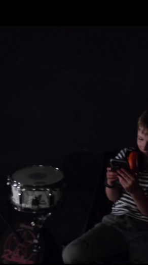 11 reactions | Andy laying it down to this Yungblud track! The 16th note groove in the verse is an absolute belter and extremely hard - including ghost notes on the snare whilst moving your left hand between the hibhat and snare - very challenge and require much finesse. Great work Andy! This song and hundreds more + a step by step guide to drumming can be found on our website 落論 | DK Drums Academy | Facebook