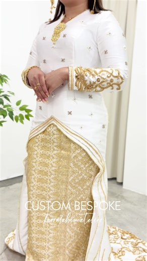 Bunga melur harum mewangi, Disusun indah ditepi taman, Songket terindah tersatung didiri, Pengantin berseri bak permaisuri idaman✨ . Not For Rent✨ For more inquiries, do whatsapp our admin Custom🥰 Admin Custom : 6011-21330490 . #farrarahimatelier #songketpengantin #malaywedding #singaporewedding #bespoke