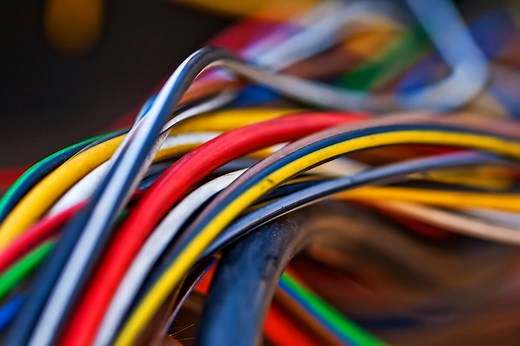 Bleu, rouge, jaune, vert : que signifie la couleur des fils électriques ?