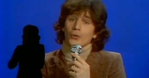 La ballade des gens heureux: Gérard Lenorman Notre vieille Terre est une étoile Où toi aussi tu brilles un peu Je viens te chanter la ballade La ballade des gens heureux Je viens te chanter la ballade La ballade des gens heureux Tu n'a pas de titre ni de grade Mais tu dis "tu" quand tu parles à Dieu Je viens te chanter la ballade La ballade des gens heureux Je viens te chanter la ballade La ballade des gens heureux Journaliste pour ta première page Tu peux écrire tout ce que tu veux Je t'offre u