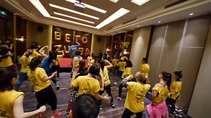 71K views · 2.6K reactions | Maniquí challenge in zumba class in Beijing China... . #beto #zumbachina #maniquichallengue #mannequinchallenge @albertoperlman @zumba @zumbashopmx @zumbawear @zumbacommunity | Beto Perez | Facebook