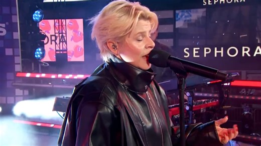 Robyn_-_Dopamine_(Live_CNN_NYE_20251231)