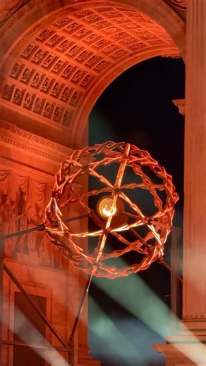 German Baker Spencer on Instagram: "🔥El encendido del pebetero, el momento cumbre de cualquier ceremonia de inauguración, ha contado con la participación de tres colosos del deporte blanco italiano, Alberto Tomba y Deborah Compagnoni en Milán y Sofia Goggia en Cortina d’Ampezzo, todos ellos campeones olímpicos de esquí alpino. Por primera vez en la historia olímpica, se han encendido dos pebeteros al compartir Milán (deportes de hielo) y Cortina (deportes de nieve) el máximo protagonismo de los