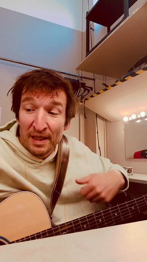 Vous êtes nombreuses et nombreux à me demander le texte et les partitions de la chanson de Saint-Nicolas ! Voici comment je la joue à la guitare 😊 Bon amusement à vous et merci pour tous ces partages 🙏 Textes et partitions : nicolas@monsieurnicolas.be | Monsieur Nicolas