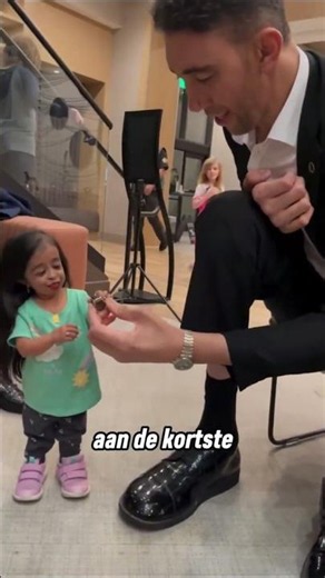 De langste man ter wereld geeft de kleinste vrouw ter wereld een trouwring 💍