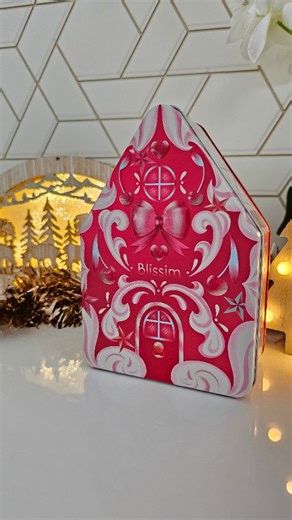 Fanny 🌹 on Instagram: "🎄 BLISSIM 🎄 Unboxing de la box @blissim de décembre, elle coûte seulement 17,90€ et vous avez jusqu’à 100€ de produits à l'intérieur ! 😍🎄 Je trouve la boîte juste sublime 😍 La mienne contient : ~ Un vernis à ongle @23beautyparis ~ Un sérum botanic Rétinol @madaracosmetics ~ Rose breeze @hellobody_fr ~ Une palette @realhermakeup ~ Plumping Lip oil @tartecosmetics Vous avez le choix entre le Plumping Lip oil Tarte ou une CC crème @erborian 💄 La palette est parfaite po