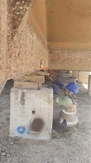 Proses melepaskan zinc anode (anoda tumbal) dari lambung kapal