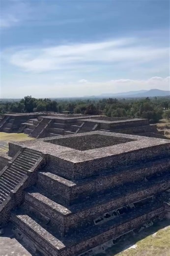 Una metrópoli planificada y multicultural En su apogeo, entre los años 450 y 550 d.C., Teotihuacán fue una ciudad cosmopolita de más de 100,000 habitantes, una cifra comparable a las grandes urbes del mundo antiguo. Su trazado urbano seguía ejes sagrados que unían las pirámides del Sol y la Luna con la Ciudadela, creando un modelo de orden cósmico. Barrios especializados albergaban comunidades de diversas regiones —zapotecas, mayas, mixtecas, totonacas— que convivían y aportaban sus conocimiento