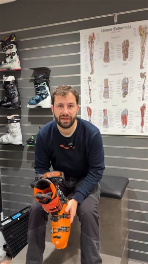 Pijn aan je scheen? Veel voorkomend probleem, vooral bij huurschoenen. Oorzaak? Te veel ruimte bij de scheen… Oplossing? Die verteld Steven je! - - - #feetlab #skischoenen #podoloog #wintersport #vandenbergsport | Van den Berg Sport