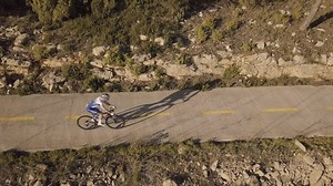 Stylish in die neue Saison! Die neue Ausstattung für das Deceuninck – Quick-Step Team sieht einfach top aus. Vielen Dank für das geniale Design an Vermarc. Video: La Pédale. | Deceuninck