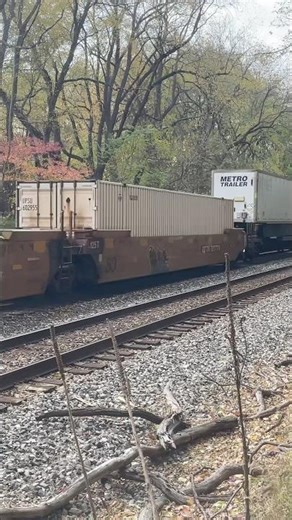 Loud screeching sound on CSX intermodal train #railfanning #csx #shorts