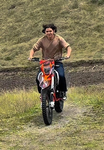 🔥 SKY RIDER K7 2027 🔥 👑 El Rey del Terreno 👑 ⚙️ Motor 250 cc 4 tiempos – fuerza real para campo y montaña 🔧 Arranque eléctrico pedal – nunca te deja botado 🏁 Caja de 5 velocidades – control total en cualquier camino 🛞 Suspensión reforzada – estabilidad en trocha, lodo y pendientes 🧱 Chasis resistente – hecha para trabajo duro y aventura 💥 Diseño agresivo 2027 – presencia que impone respeto 🌄 Ideal para campo, trabajo y aventura extrema 🚀 Potencia, resistencia y estilo en una sola moto