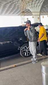 Look who we spotted at the Mumbai airport eating today Hrithik roshan, hrithik roshan looks, hrithik roshan spotted #hrithikroshan | Zoom TV