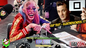 HARLEY QUINN VS. ESP TEST - ELECTROSHOCK THERAPY - PETER VENKMAN - WE ARE GHOSTBUSTERS GERMANY !!! Das Team der deutschen Ghostbusters von We are Ghostbusters Germany war mal wieder auf der Comic Con im Einsatz, bewaffnet mit ihrem legendären ESP-Test und echten Elektroschocks (ja, die tun wirklich weh ⚡👀). Dieses Mal stellte sich die furchtlose Harley Quinn der paranormalen Herausforderung, um ihre hellseherischen Superkräfte und außer­sinnliche Wahrnehmung unter Beweis zu stellen. Hat sie den