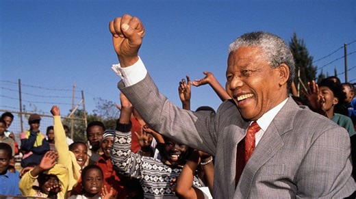 Le 11 février 1990, Nelson Mandela est libéré après 27 ans de prison, marquant un tournant historique dans la lutte contre l'apartheid. Son message de réconciliation et de paix a inspiré le monde entier, ouvrant la voie à une nouvelle ère pour l'Afrique du Sud. #NelsonMandela #libération #histoire Source de la vidéo: AFP Lien de la vidéo originale: https://tinyurl.com/2fad77pa | TOP FM Mauritius