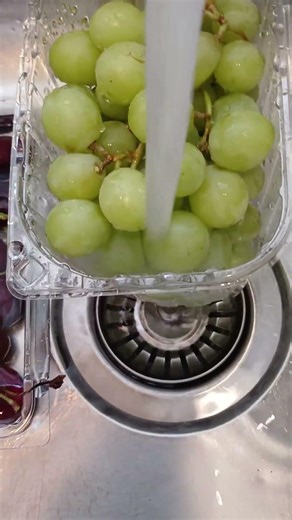 Grape-then-cherry sequence: The complex chemistry of washing and tasting your fruit in order. 🍒